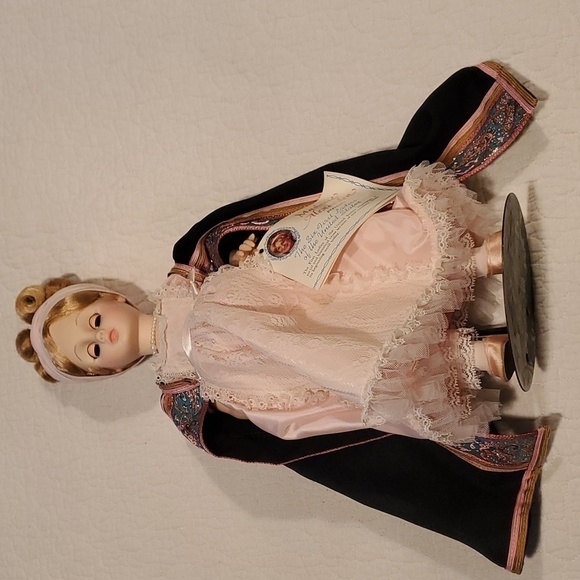 Madame Alexander Martha Randolph #1503 16" Inch Doll with Stand - Picture 2 of 16